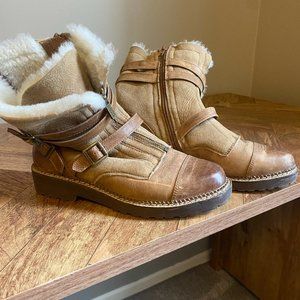 Leather boots with lamb fur